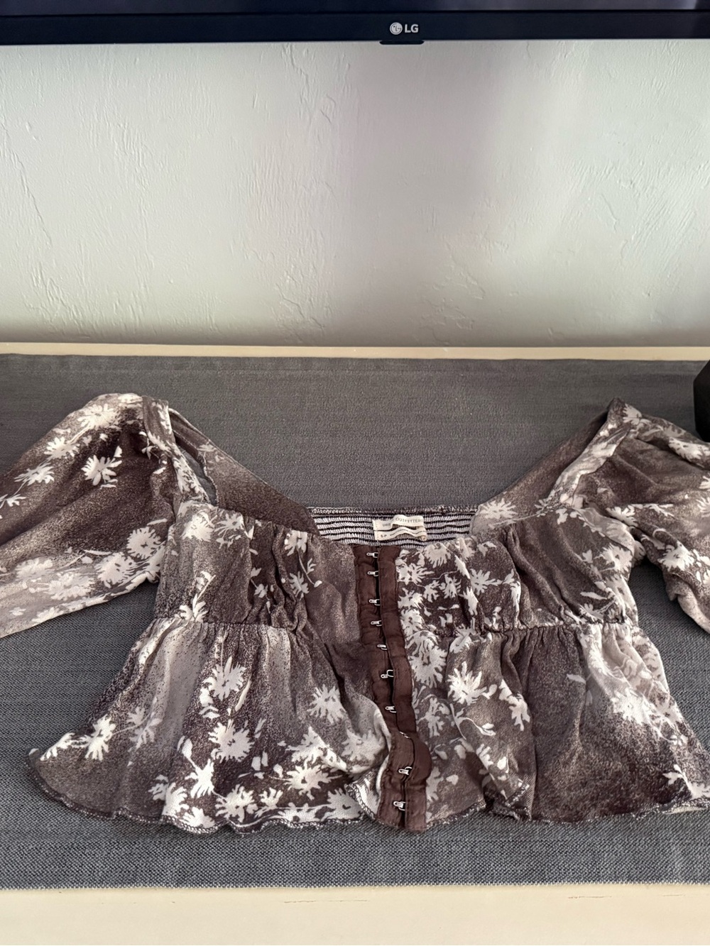 Urban Outfitters Womens Blouse Shirt Top Size S Stretch Comfort Soft Floral